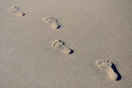 Fu&szlig;spuren im Sand