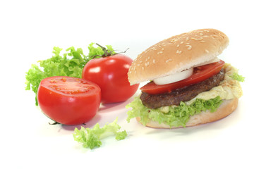 Hamurger mit frischem Gemüse