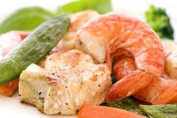 Fisch und Garnelen mit Gemüse