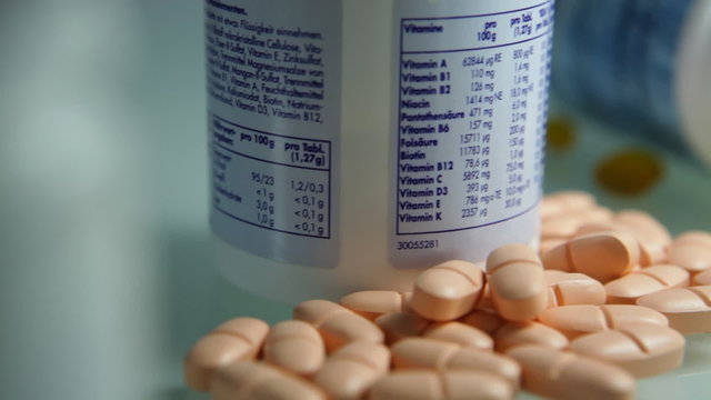vitamin pillen - tracking shot