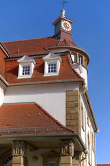 Gebäude mit Turmuhr