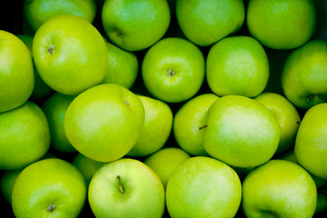 Fototapeta na wymiar Grüne Äpfel, Obst, Angebot, Marktstand