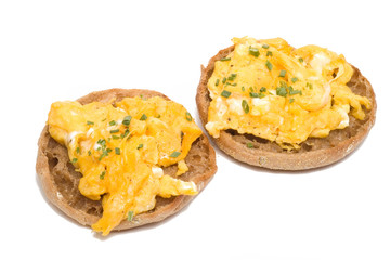 Rührei auf Vollkornbrötchen