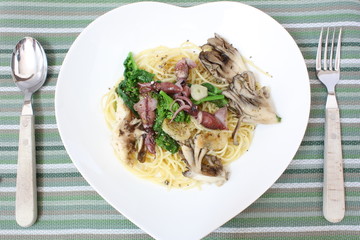 ホタルイカと舞茸　ナノハナの春パスタ
