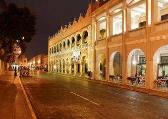 Fototapeta na wymiar Miasto Merida w Meksyku w nocy