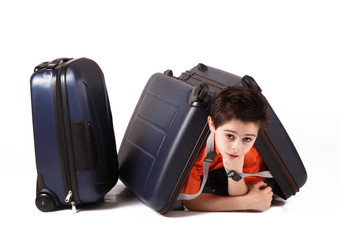 Naklejka premium bambino sotto le valigie