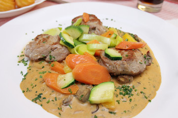 Schweinemedaillons mit frischem Gemüse und Pilzsoße