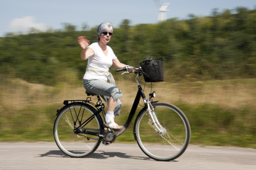 Frau auf Fahrrad