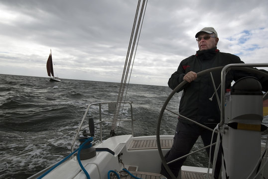 Skipper am Ruder