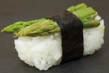 Sushi-Reis mit grünem Spargel