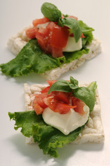 Tartine con base di riso soffiato