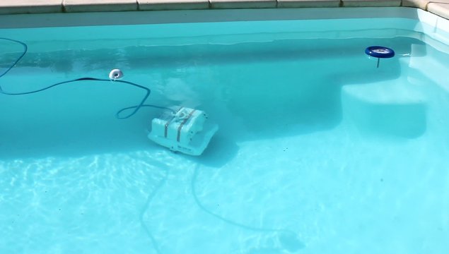 Robot nettoyant la piscine