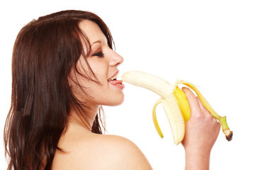 Frau leckt an Banane