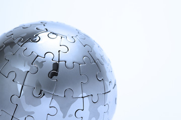 Puzzle Globus, Close-up auf weißem Hintergrund in blauem Licht