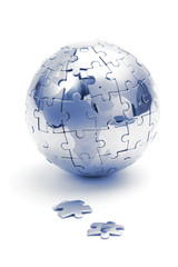 Puzzle Globus auf weißem Hintergrund in blauem Licht