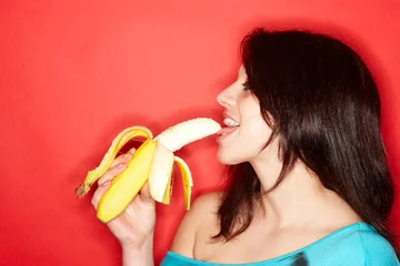Frau leckt an Banane © Christian Schwier