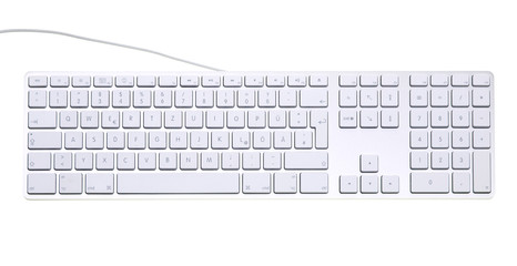 weiße Aluminium-Computertastatur freigestellt auf weißem Hintergrund