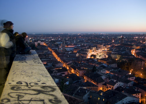 verona notturna da castel san pietro