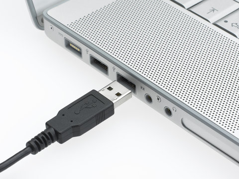 USB-Kabel am Laptop