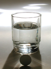 Compressa con bicchiere d acqua