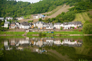 Fototapeta na wymiar Village at the bank of the Moselle