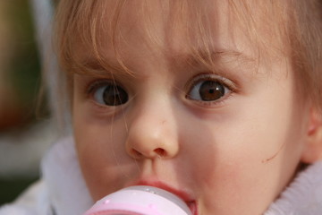 portrait de  b&eacute;b&eacute; fille blonde &acirc;g&eacute;e de 20 mois