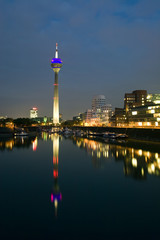 Fototapeta na wymiar Dusseldorf mediów port w nocy