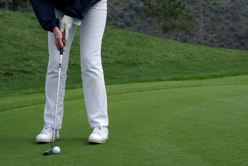 Obraz premium Golfer putting the ball