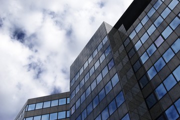 Fototapeta na wymiar Bürogebäude unter bewölktem Himmel