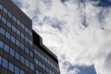 Fototapeta premium Bürogebäude unter bewölktem Himmel