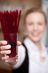 kellnerin mit roten cocktailrührern