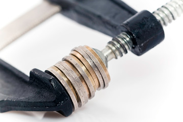 Piles de monnaies d'euros pressée par un étau