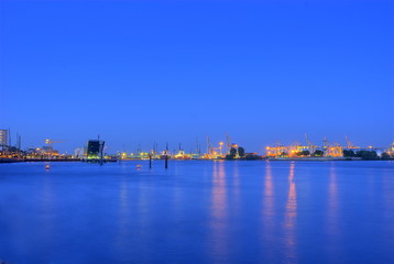 Docks Hamburger Hafen am Abend