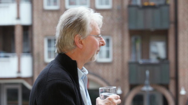 Alter Mann trinkt Wasser