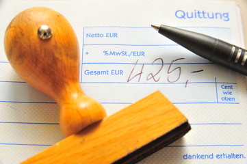 Mit Stempel