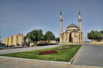 Fototapeta na wymiar Shahidlar Meczet w Baku, Azerbejdżan