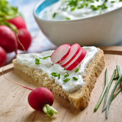 vollkorntoast mit kräuterquark