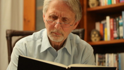 Alter Mann liest ein Buch