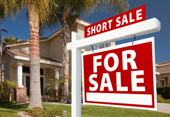 Short Sale Real Estate Sign and House - Right - obrazy, fototapety, plakaty
