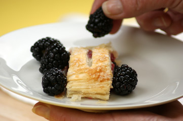 selbst gebackener Kuchen mit Brombeeren