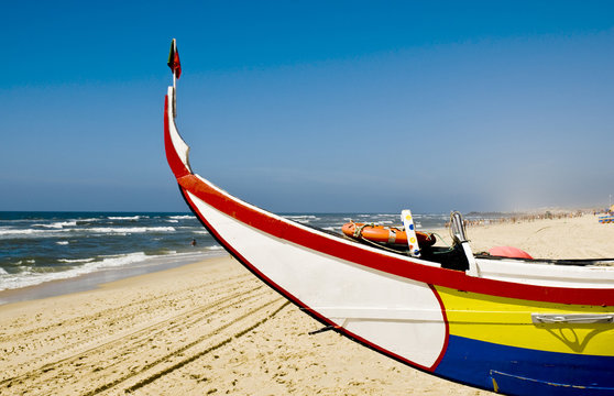 Fototapeta Barco de pesca na praia.