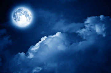 Obraz na płótnie Canvas Magic Moon nad chmurami