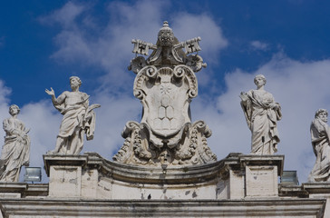 Fototapeta na wymiar Roma, piazza San Pietro, fregi e statue del colonnato