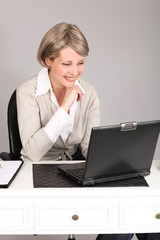 frau am computer zuhause