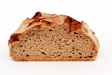 Angeschnittenes Brot auf weißem Untergrund