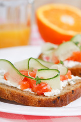 Toast with vegetables and fish.