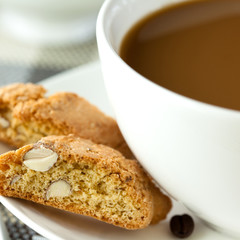 Coffee with milk and cantuccini