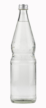 Mineralwasser,Glasflasche isoliert mit Pfad
