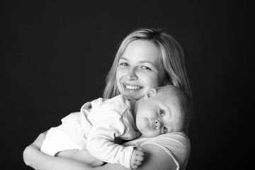 junge mutter trägt ihr baby