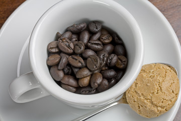 Kaffeebohnen in Espressotasse